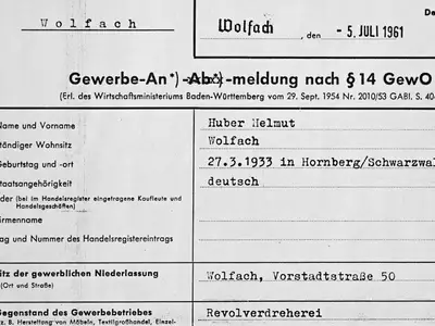 Ein Dokument zur Gewerbeanmeldung im Jahr 1961. Das Gewerbe "Revolverdreherei" wird von Helmut Huber in Wolfach angemeldet.